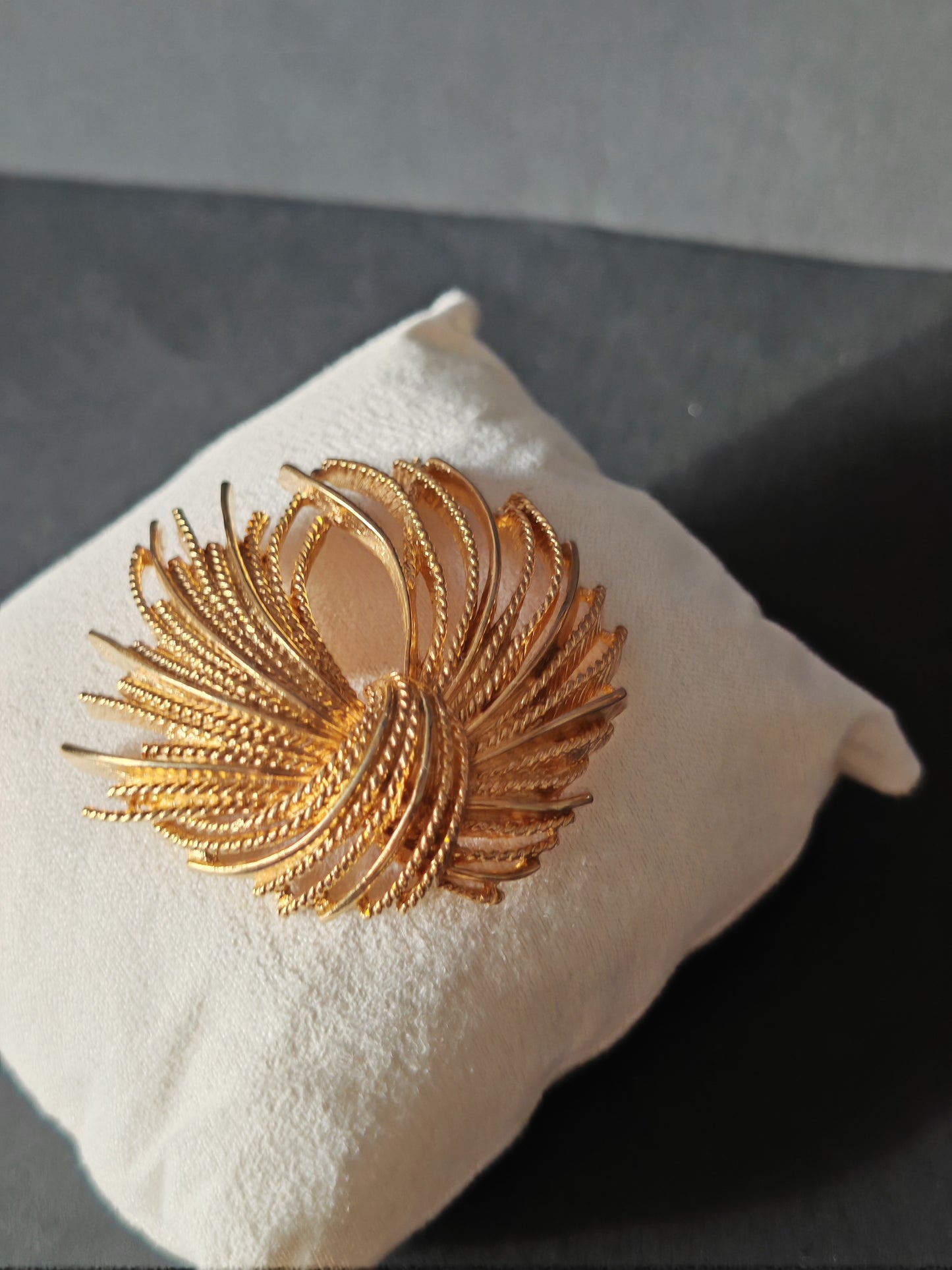 Broche Monet Sunburst plaqué or